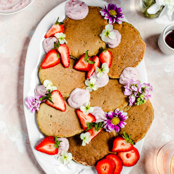 HEALTHY STRAWBERRIES AND CREAM PANCAKES