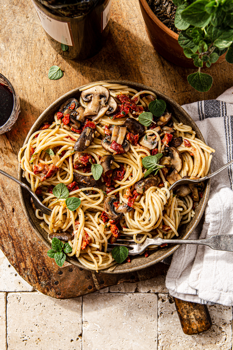 spaghetti with mushrooms and sun dried tomatoes 