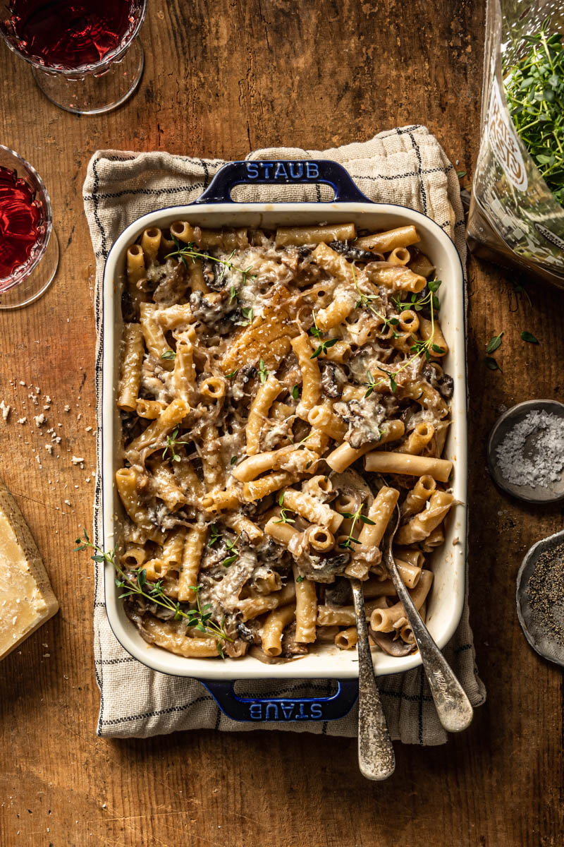 french onion soup pasta bake food photography